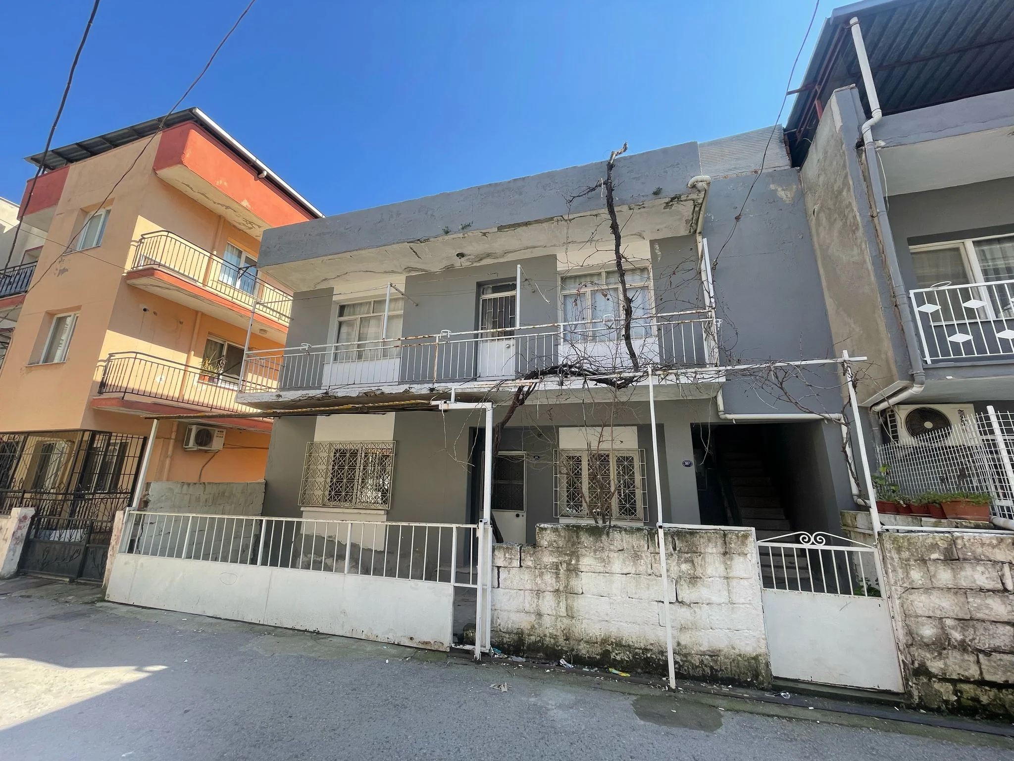 İzmir Karabağlar Aydın Mahallesinde Satılık İki Katlı Bina