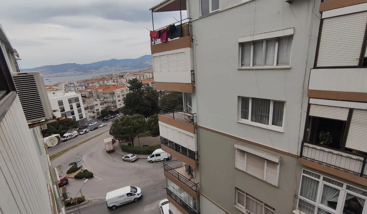İzmir Yeşilyurt Flamingo Meydanı 3+1 Satılık Daire