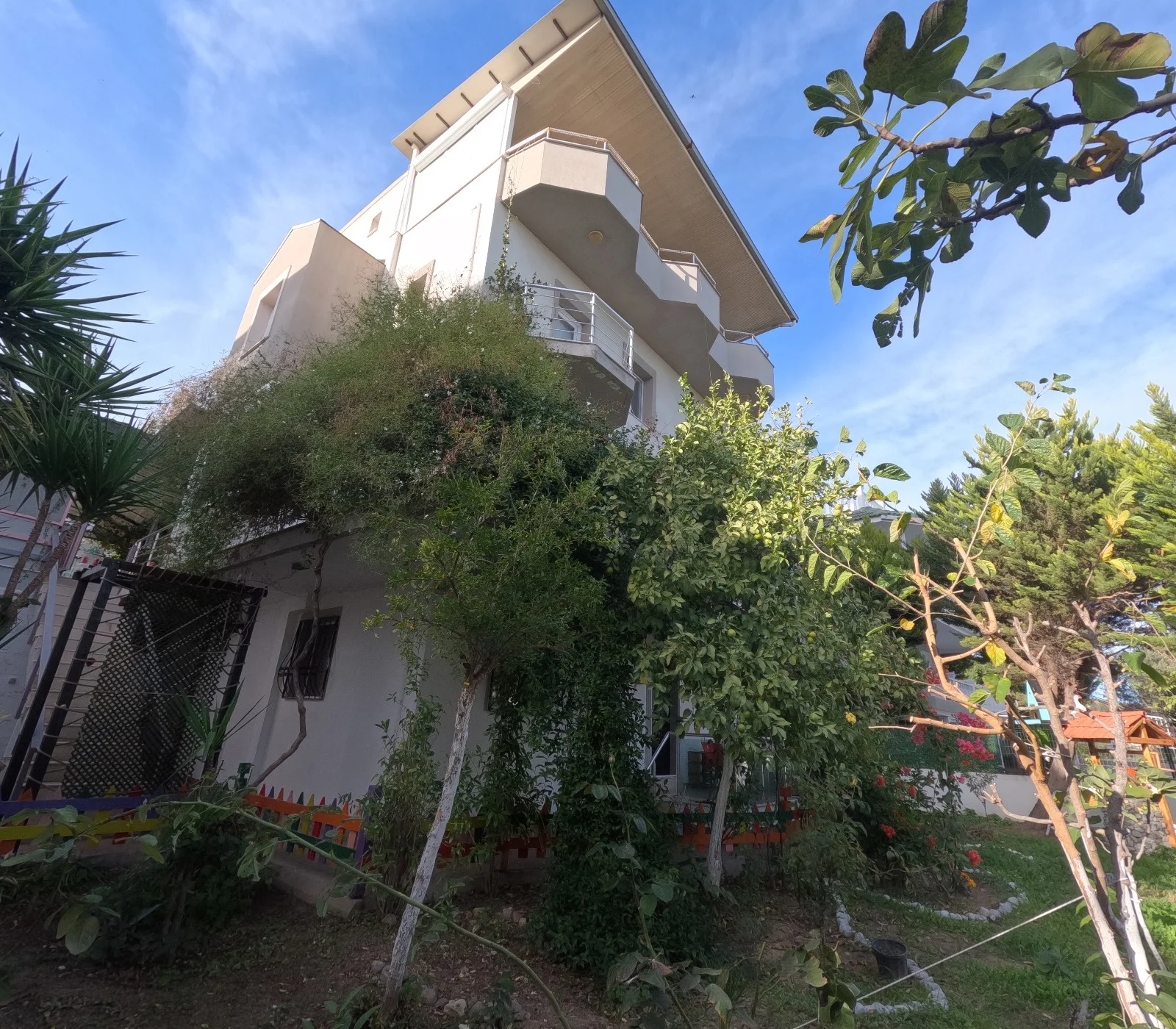 Urla Gülbahçe de satılık 4 kartlı apartman TURPA FEYZA