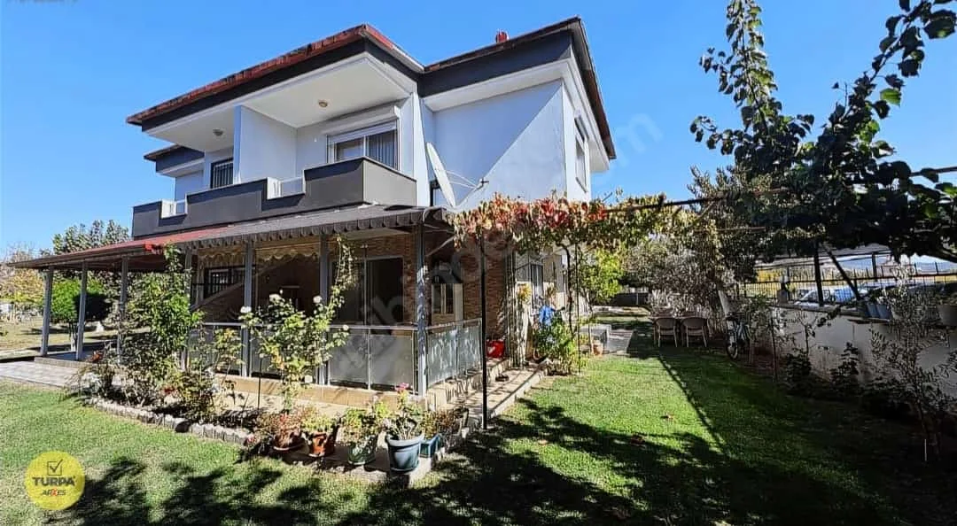 DİKİLİ CUMHURİYETTE HAVUZLU SİTEDE MEYVE BAHÇELİ 2+1 VİLLA!