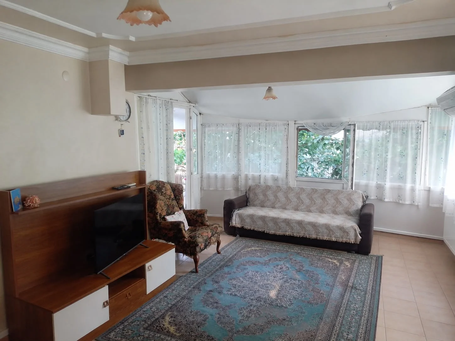 Çandarlı Stad Caddesinde Satılık Bahçe Katı 